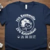 75% Baumwolle 25% Katzenhaar T-Shirt with a graphic of a cat and cotton bolls. Features laundry care symbols
