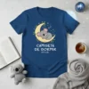 Camiseta De Dormir Oficial shirt with a sleeping koala on a moon graphic and stars. Text reads "CAMISETA DE DORMIR