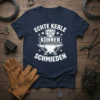 T-shirt with "Echte Kerle können schmieden" text and hammer and anvil graphic, navy blue