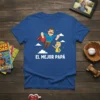 El Mejor Papá T-Shirt featuring a superhero dad flying with his son, with Spanish text "El Mejor Papá" below