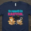Lustiges deutsches T-Shirt-Design mit dem Spruch "Es rappelt im KARTON." und drei Cartoon-Katzen in Kartons