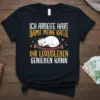 German text "Ich arbeite hart damit meine Katze ihr Luxusleben genießen kann" with a white cat wearing a crown on