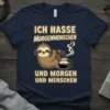 German quote Ich hasse Morgenmenschen und Morgen und Menschen with a grumpy sloth holding a coffee pot on a navy