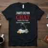 J'habite chez mon chat mais c'est moi qui paye le loyer quote on black t-shirt with black cat illustration sitting