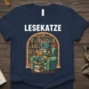 Lesekatze t-shirt design featuring a cartoon cat wearing glasses, reading a book in a library setting
