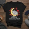 Lieblings Schlummershirt featuring a grey cat sleeping on a moon surrounded by hearts and stars