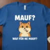 Blue t-shirt with white text "MAUF? WAF FÜR NE MAUF?" above a cartoon cat holding a worm