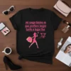 Black t-shirt with pink text "mi rasgo tóxico es que prefiero lergar tarde a legar fea" and a silhouette of