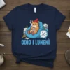 Odio i Lunedì Italian phrase t-shirt with a grumpy cat holding coffee and an alarm clock