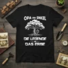 Opa und Enkel Die Legende und Das Erbe text with tree graphic on black t-shirt
