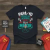 Papá y Yo Estamos de Acuerdo Mamá Es la Mejor Spanish quote t-shirt with rocket graphic