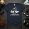 Pilot in der Ausbildung T-Shirt with airplane graphic and globe emblem