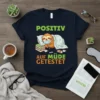 Positiv auf müde getestet German quote t-shirt with a cute sleeping sloth wearing a mask