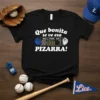 Black t-shirt with "Que Bonita Se Ve Esa PIZARRA!" in white text, featuring a baseball scoreboard graphic
