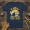 Navy t-shirt featuring "Si Abuelo No Puede Arreglarlo Estamos Jodidos" quote with a graphic of a handyman grandpa holding a