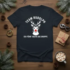 Team Rudolph Ich Führ' Heute Die Gruppe t-shirt with a cartoon reindeer wearing aviator goggles and a red nose. White