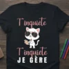 T-shirt with French text "Tinquiète Tinquiète JE GÈRE" and a cool cat wearing sunglasses holding a clipboard