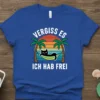 German text Vergiss es Ich hab frei with a black cat relaxing in a hammock between palm trees on a