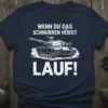 Navy blue t-shirt with white text "WENN DU DAS SCHNURREN HÖRST LAUF!" and a white graphic of a tank kicking